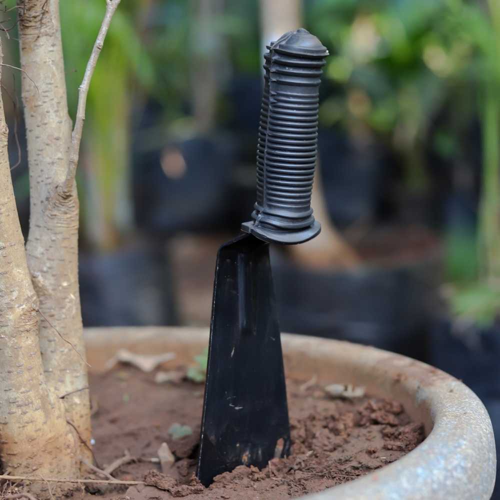 Rubber Grip Khurpa 3, Black (Blade Width 7.62 cm) - Image 5